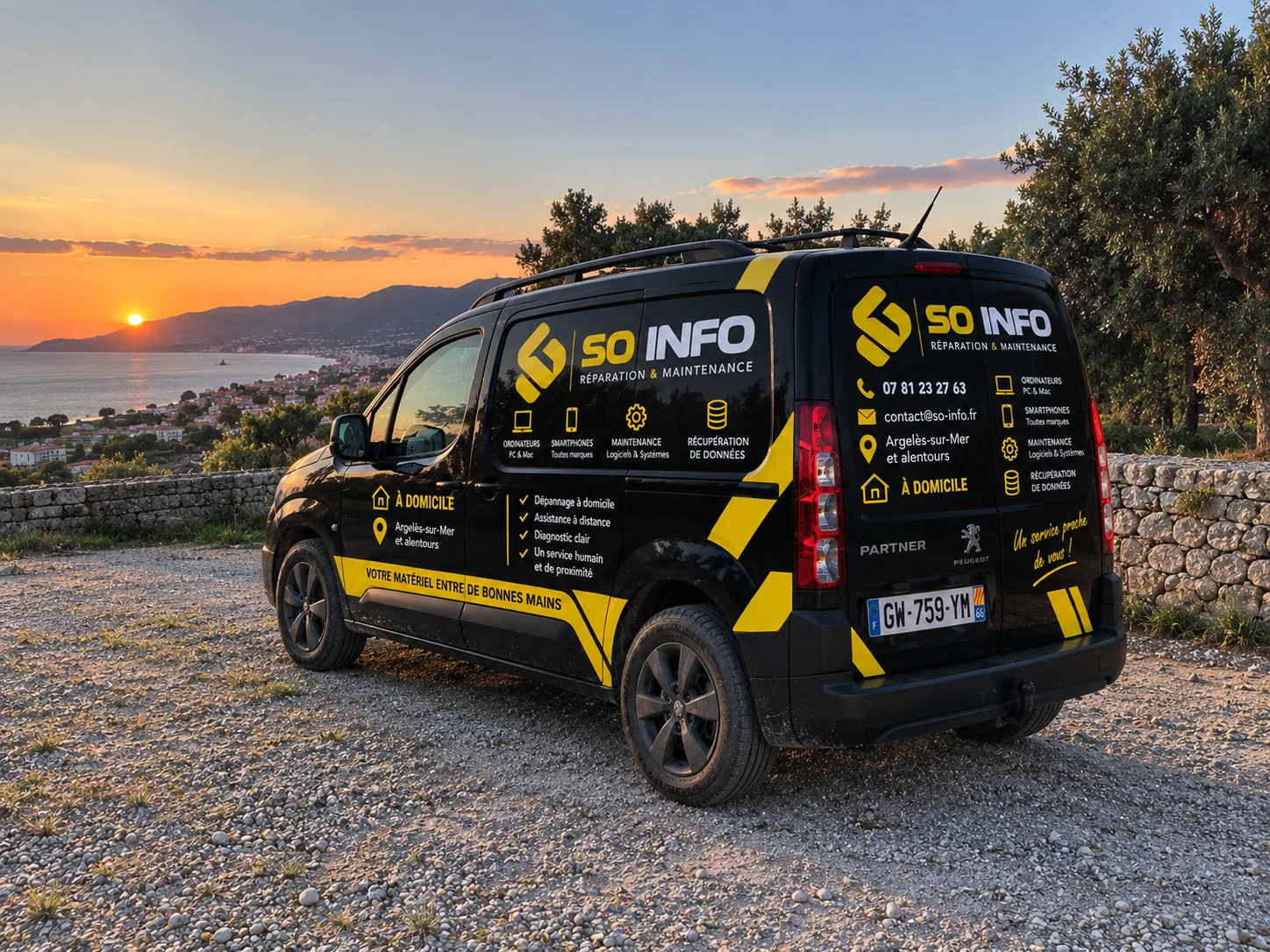 Fourgon noir et jaune aux couleurs de SO INFO, réparation et maintenance informatique